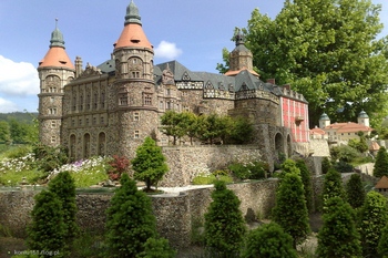 Zamek Książ położony w Kotlinie Kłodzkiej, otoczony bujną zielenią i zabytkową architekturą
